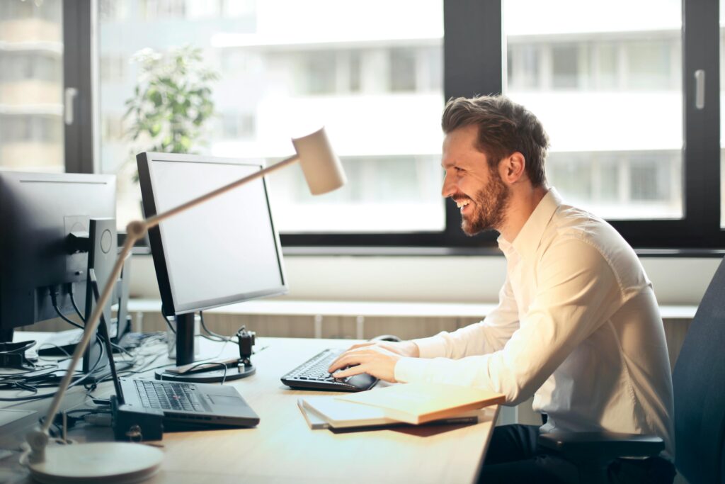 Hombre alegre utilizando Tecnologia y Software Especializado Gestion de Calidad