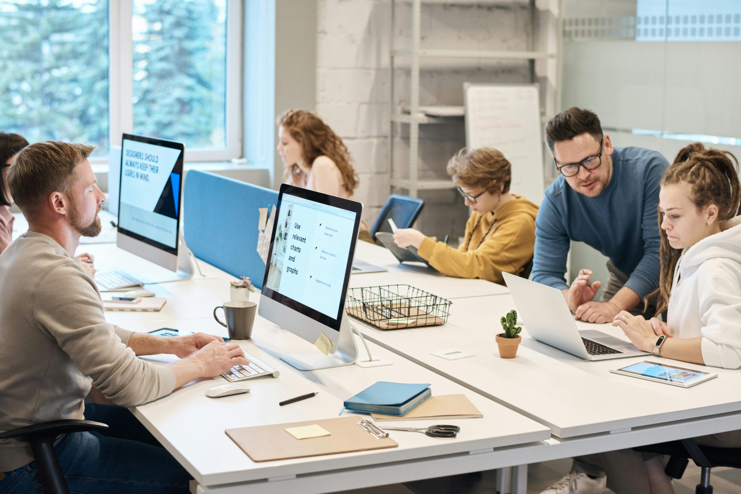equipo de trabajo preparándose para la implementación de software para sistemas de gestión
