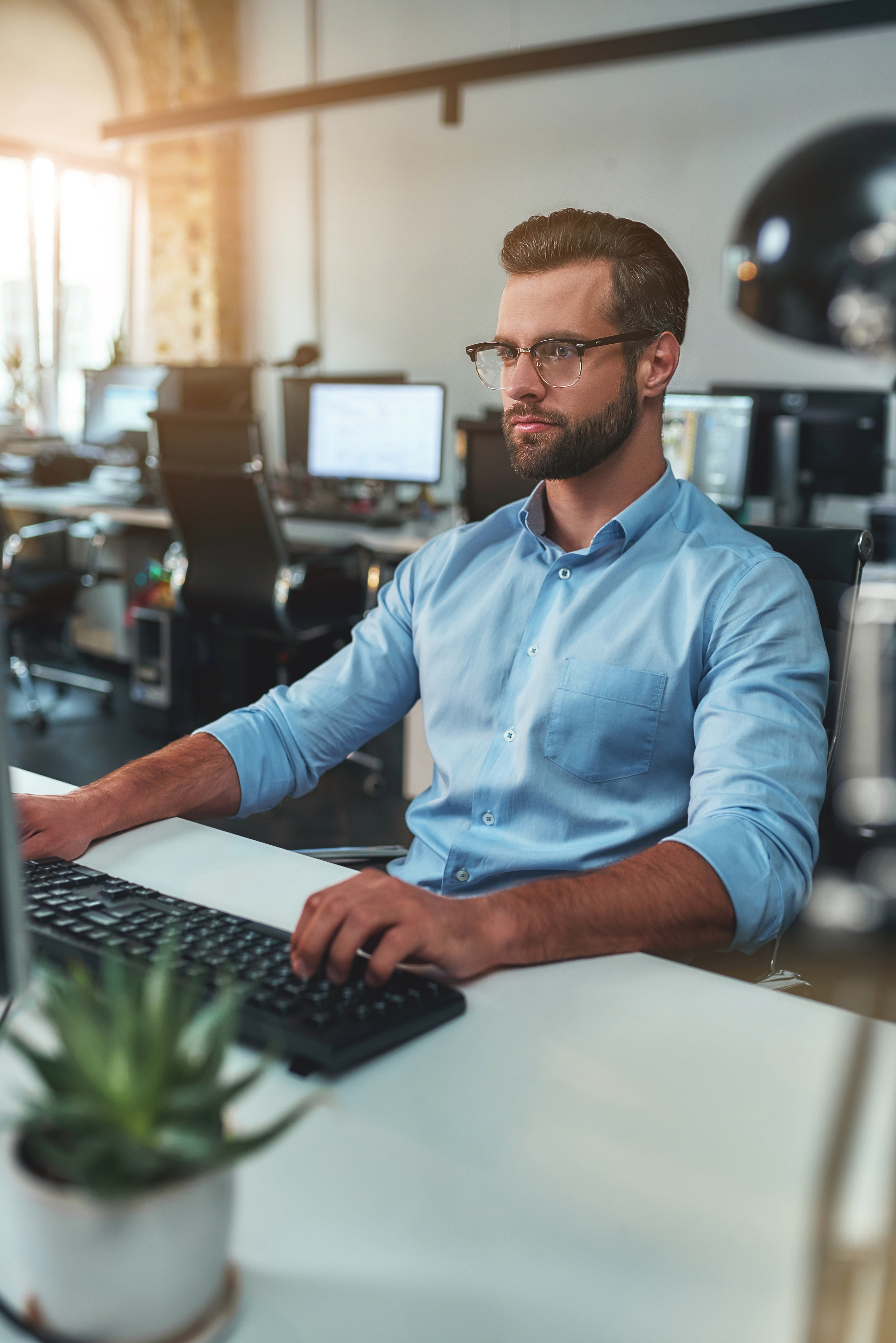 hombre trabajando en computadora en oficina